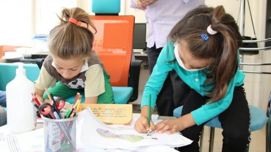 Çocuklar uzmanlar eşliğinde hem oyunlar oynuyor, hem de sınavlara hazırlanıyor