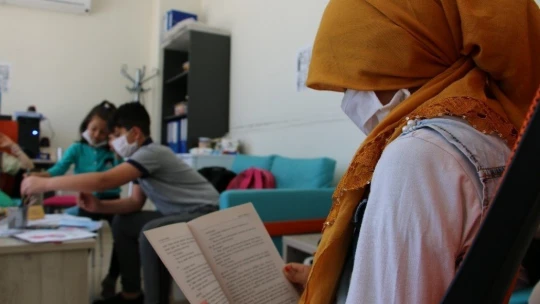 Çocuklar uzmanlar eşliğinde hem oyunlar oynuyor, hem de sınavlara hazırlanıyor