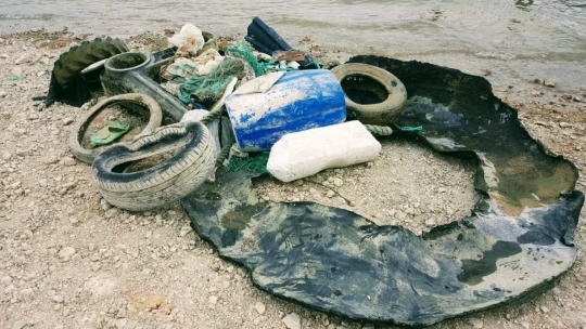 Dalgıçlar baraj gölüne daldı, tekerlekten halata kadar birçok atık çıkardı
