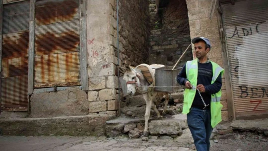Maden İlçesinde Dar Sokaklardaki Çöpler Kadrolu Eşeklere Emanet