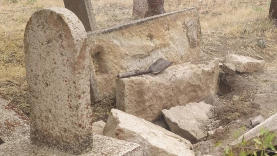 Bi Mezarlıkları Talan Etmedikleri Kalmıştı