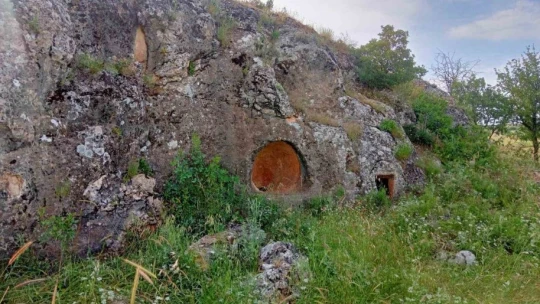 Definecilerin talan ettiği kaya mezarları turizme kazandırılmayı bekliyor