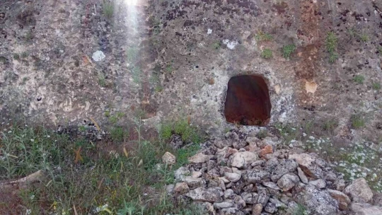 Definecilerin talan ettiği kaya mezarları turizme kazandırılmayı bekliyor