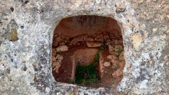 Definecilerin talan ettiği kaya mezarları turizme kazandırılmayı bekliyor