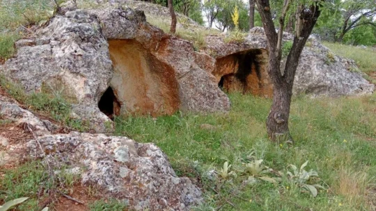 Definecilerin talan ettiği kaya mezarları turizme kazandırılmayı bekliyor