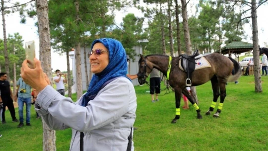 Deprem bölgesi Elazığ'da, atlı jandarmalar moral görevine başladı