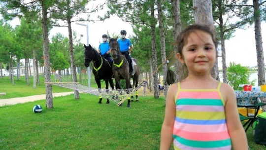 Deprem bölgesi Elazığ'da, atlı jandarmalar moral görevine başladı