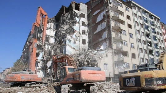 Deprem bölgesi Elazığ'da binalar böyle yıkıldı