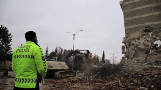 Deprem bölgesi Elazığ'da kısıtlamayla yıkımlar hız kazandı