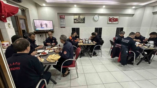 Deprem bölgesindeki itfaiyecilerin buruk sahuru