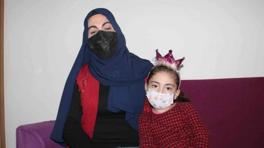 Depremde eşini ve oğlunu kaybeden, kızı ile enkazdan çıkartılan anne o anları anlattı