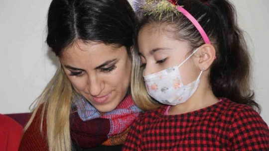 Depremde eşini ve oğlunu kaybeden, kızı ile enkazdan çıkartılan anne o anları anlattı