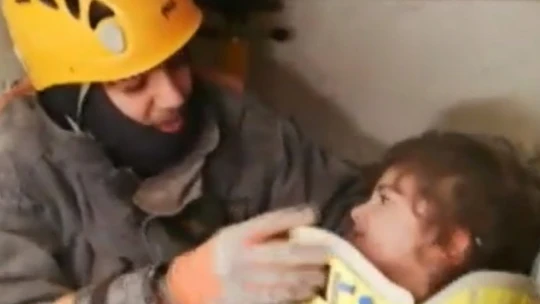 Depremde eşini ve oğlunu kaybeden, kızı ile enkazdan çıkartılan anne o anları anlattı