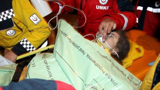 Depremde eşini ve oğlunu kaybeden, kızı ile enkazdan çıkartılan anne o anları anlattı