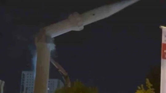 Depremde hasar alan cami minaresi yıkıldı