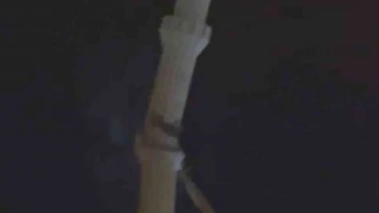 Depremde hasar alan cami minaresi yıkıldı