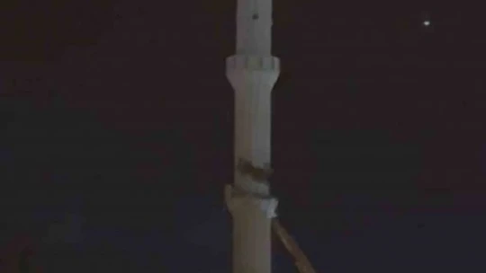 Depremde hasar alan cami minaresi yıkıldı