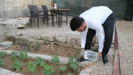 Depremde hasar alıp yıkılan binanın yeri bahçe oldu