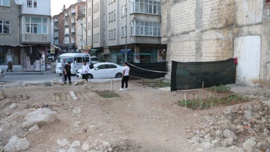 Depremde hasar alıp yıkılan binanın yeri bahçe oldu