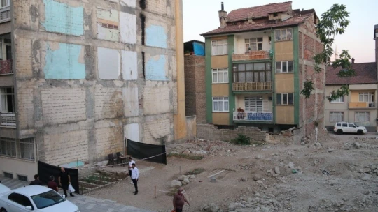 Depremde hasar alıp yıkılan binanın yeri bahçe oldu