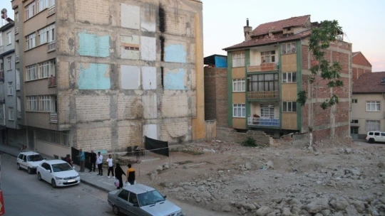 Depremde hasar alıp yıkılan binanın yeri bahçe oldu
