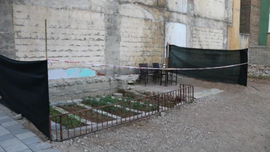 Depremde hasar alıp yıkılan binanın yeri bahçe oldu
