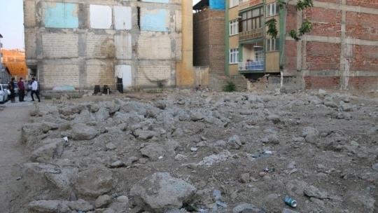 Depremde hasar alıp yıkılan binanın yeri bahçe oldu