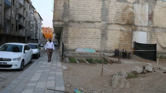 Depremde hasar alıp yıkılan binanın yeri bahçe oldu