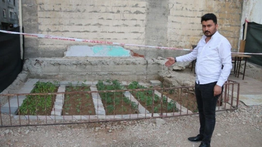 Depremde hasar alıp yıkılan binanın yeri bahçe oldu