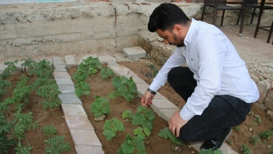 Depremde hasar alıp yıkılan binanın yeri bahçe oldu