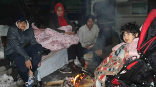 Depremden etkilenen Malatyalılar akşamı dışarıda geçiriyor