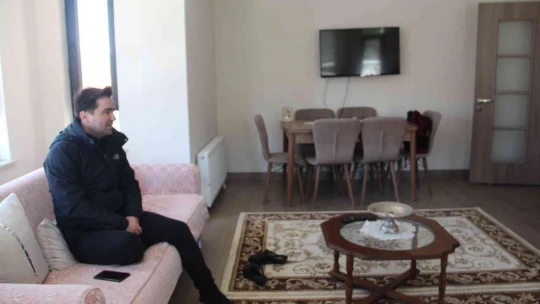 Depremin merkez üssünde vatandaşlar evlerine kavuşmanın mutluluğunu yaşıyor