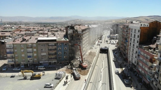 Depremin vurduğu Elazığ'da yıkımlar hızlandırıldı, 16 noktada çalışma başladı