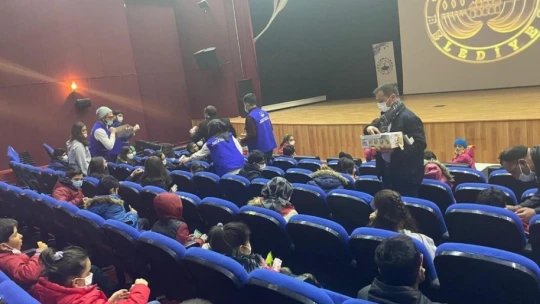 Depremzede çocuklar sinema keyfi yaşadı
