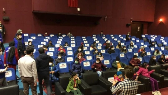 Depremzede çocuklar sinema keyfi yaşadı