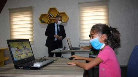 Depremzede öğrenciler için konteyner kentte EBA destek noktası