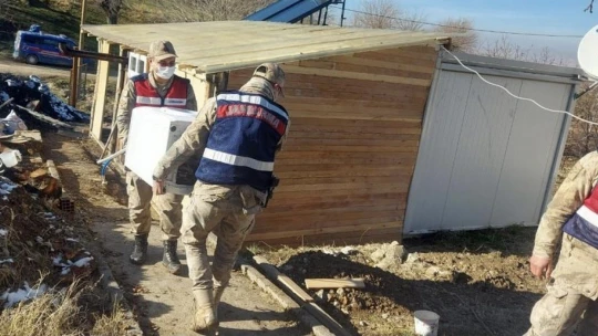 Depremzedeler için jandarma da seferber oldu