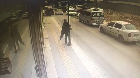 Yolda Yürürken Arkasına Bakan Ve Direğe Kafa Atan Kişi, O Anları Anlatı