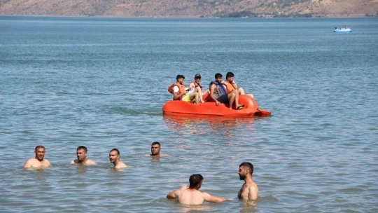 Doğunun gizli denizi Hazar'da bayram yoğunluğu