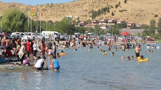 Doğunun gizli denizi Hazar'da bayram yoğunluğu