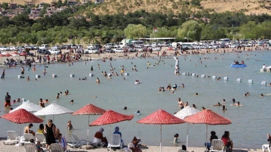Doğunun gizli denizi Hazar'da bayram yoğunluğu