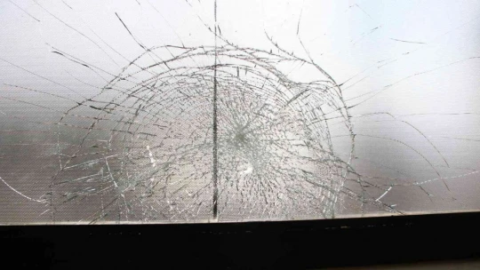Gazi Caddesinde, 4 Dükkanın Camını Kıran Kişinin Rahatlığı Kameralara Yansıdı