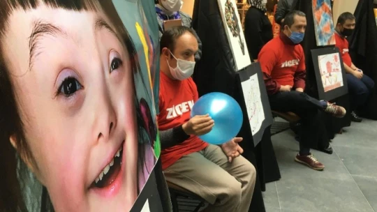 Down sendromlu iki arkadaşa doğum günü sürprizi