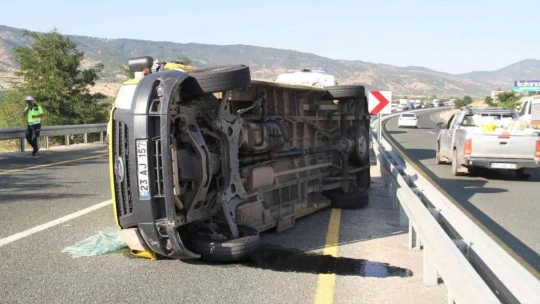 Düğünden dönen minibüs yan yattı: 14 yaralı