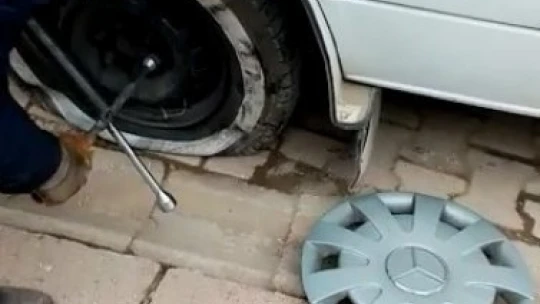 Durduk Yere Minibüsün Lastiğini Kesip Yoluna Devam Etti