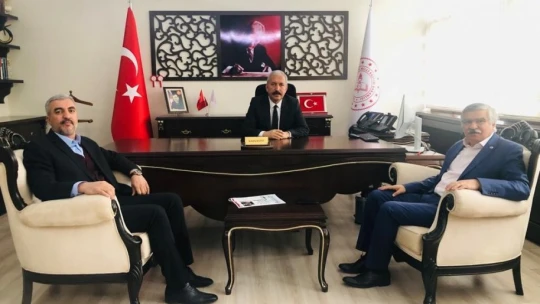 Eğitim Bir-Sen, Elazığ'a yapılması istenen öğretmenevi için toplanan imzaları MEB'e sundu