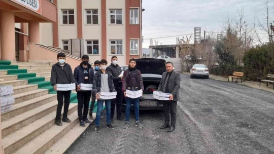 Eğitim gönüllüsü başkandan Adaklı ve Kiğı ilçelerine destek