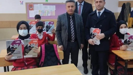 Eğitim gönüllüsü başkandan Adaklı ve Kiğı ilçelerine destek