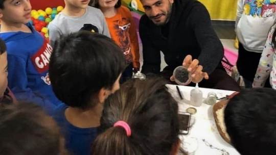 Ekmeğini pirinç tanelerinden kazanıyor