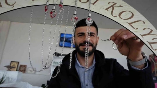 Ekmeğini pirinç tanelerinden kazanıyor